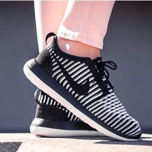 NIKE ROSHE TWO FLY KNIT - BLACK AND WHITE SIZE 8.5